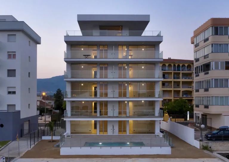Lorenzo Vecchia fotógrafo de arquitectura en Costa Brava; reportaje de un moderno bloque de pisos en Ampuriabrava