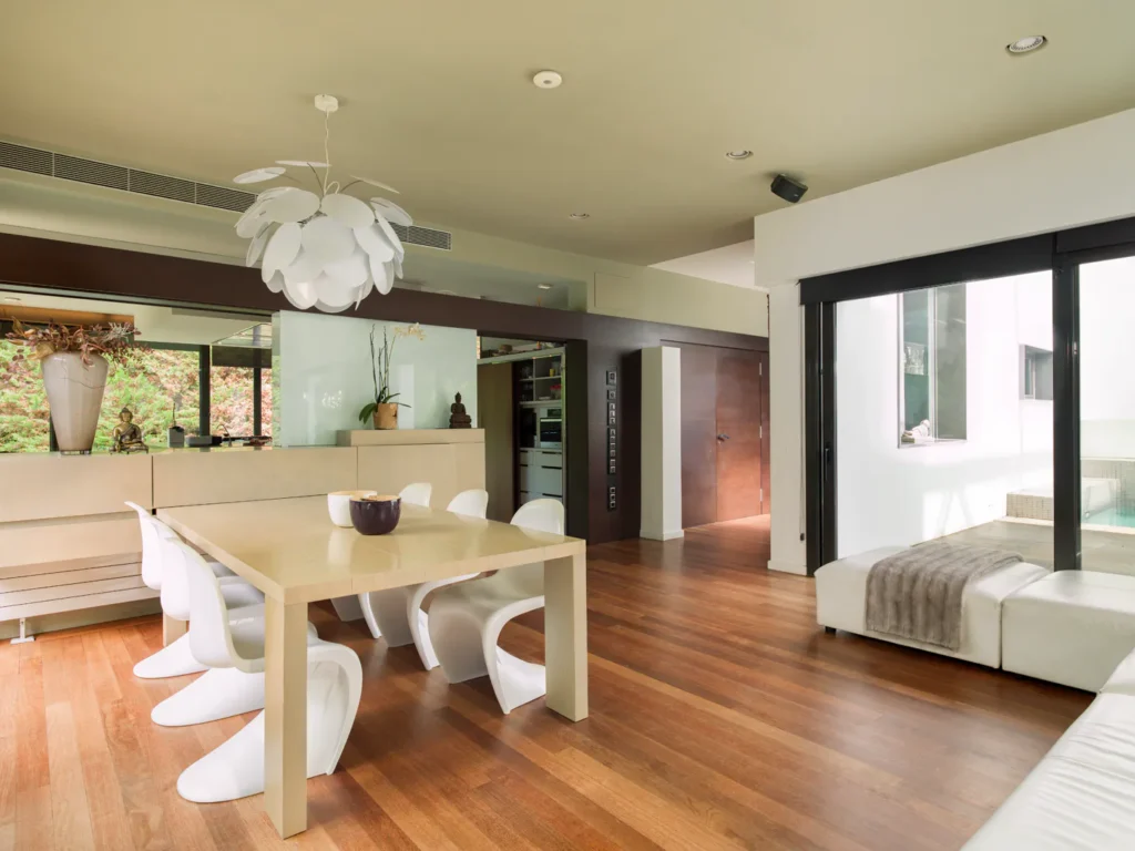 Fotografía de interiores: elegir entre luz natural y luz artificial 2 Fotógrafo de interiorismo en Barcelona. Imagen de portfolio de una casa de diseño en Gavá mar, Barcelona