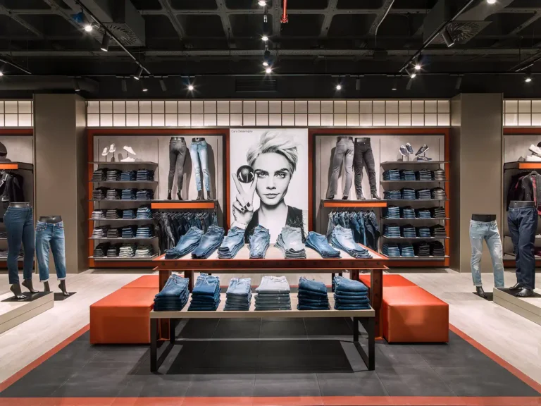 Fotografo retail a Barcellona, immagine portfolio: negozio Armani a Barcellona