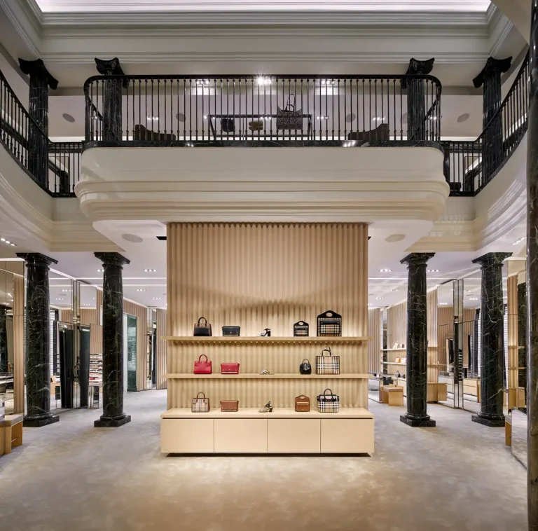 Fotografía de interior de boutique Burberry en Passeig de Gràcia Barcelona