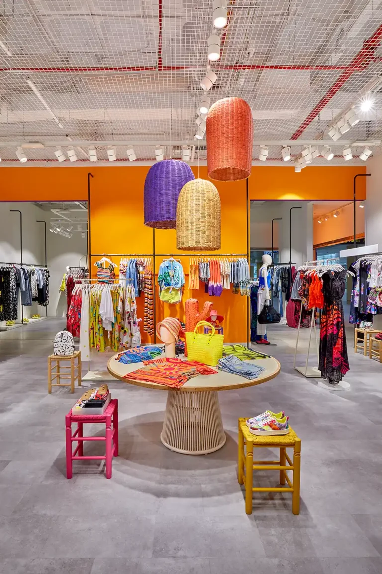 Fotógrafo de tiendas en Barcelona, imagen de portfolio: tienda Desigual en Ibiza