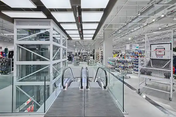 Fotógrafo de tiendas en Barcelona, imagen de portfolio: tienda Lefties Nápoles